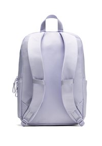 Lila ryggsäck gjord av slät tyg, med vadderade axelremmar, ett handtag ovanpå och dragkedjefickor på sidan. Enkelt, modernt design.