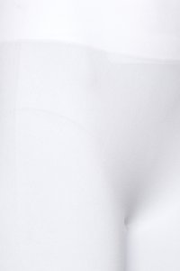 Gros plan d'une personne portant un sous-vêtement blanc, lisse et sans coutures avec une taille haute et sans coutures ni motifs visibles.