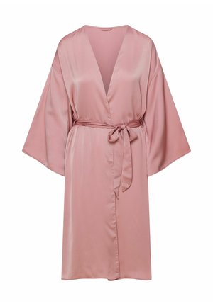 Różowy satynowy szlafrok w stylu kimono z szerokimi rękawami, dekoltem w serek oraz dopasowanym paskiem w talii. Gładka tekstura, średniej długości fason.