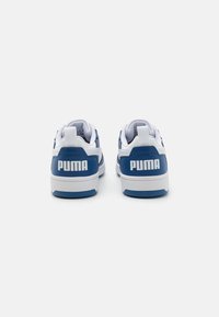 Blauwe en witte sportschoenen met een glad leren bovenwerk, gewatteerde blauwe kraag en een opvallend wit "PUMA" logo op de hiel en zijkant.