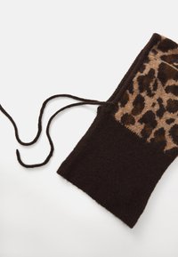 Pletene držače za noge u tamnosmeđoj boji s uzorkom leopard printa u svjetlosmeđoj. Imaju teksturiranu završnu obradu i dugački vez.
