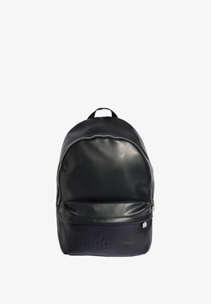Czarny plecak Adidas z przednią kieszenią na zamek, górnym uchwytem i srebrnymi detalami zamka na białym tle.