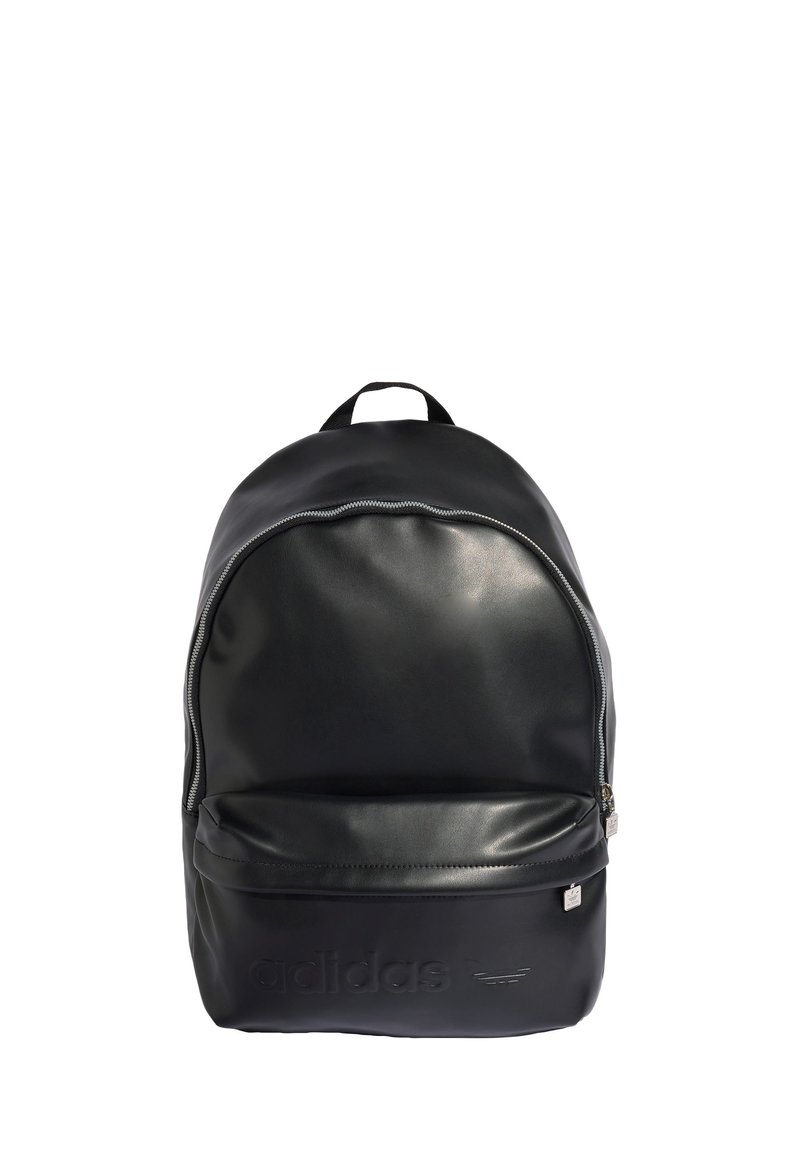 Zaino Adidas nero con tasca frontale con cerniera, manico superiore e dettagli argentati delle cerniere su sfondo bianco.