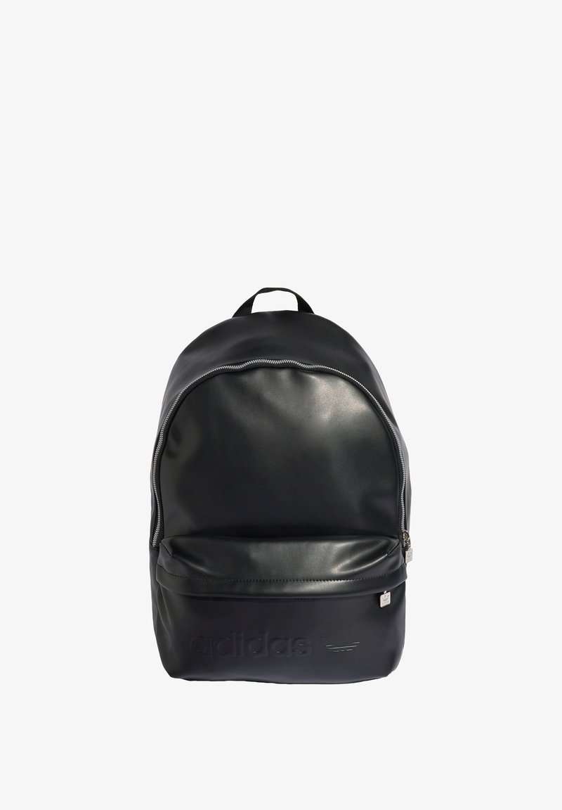 Zaino Adidas nero con tasca frontale con cerniera, manico superiore e dettagli argentati delle cerniere su sfondo bianco.