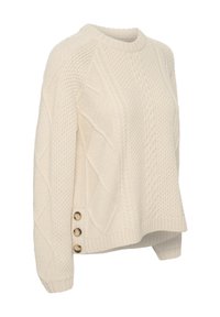 Cremefarvet kabelstrik sweater med rund hals, strukturerede mønstre og tre træknapper på siden for ekstra detalje.