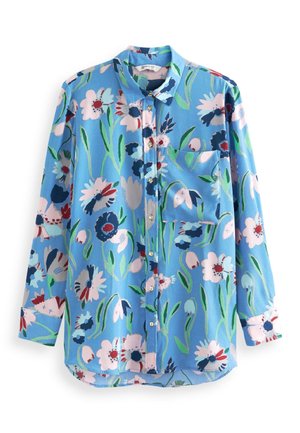 Chemise à manches longues boutonnée en tissu bleu clair présentant un motif floral avec des fleurs roses, blanches et bleu foncé. Comprend une poche poitrine.