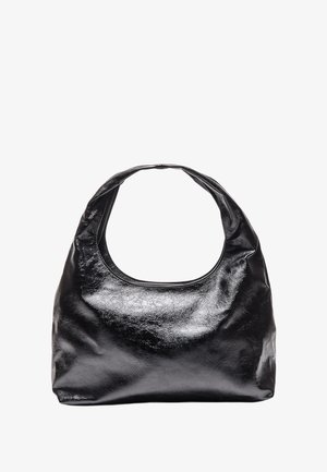 Zwarte schoudertas van glanzend materiaal met een afgeronde vorm, brede band en minimalistisch ontwerp zonder zichtbare metalen onderdelen.