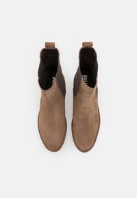 Ruske mokasine do članaka s elastičnim bočnim panelima i povlačnim trakama, s okruglim vrhom i kontrastnim šavovima duž đona.