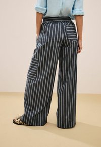 Next STRIPED SUPER WIDE TALL - REGULAR FIT - Tygbyxor - navy