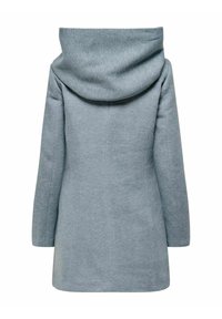 Abrigo estilo sudadera con capucha en gris, tejido suave, mangas largas, diseño con cuello vuelto, forma ajustada, con textura lisa y detalles de costura en la espalda.