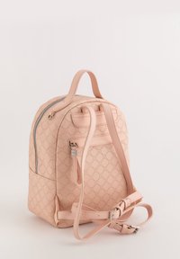 Sac à dos rose blush en simili cuir texturé avec un motif perforé, de forme courbée, fermeture zippée, bretelles réglables et poignée supérieure.