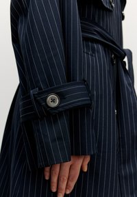 EDITED ÜBERGANGS REESE - Trenchcoat - navy