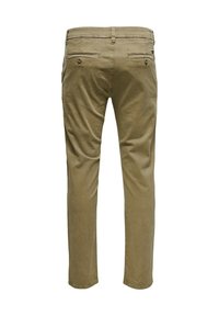 Olivengrønne bomulds chinos med slim fit, der har to baglommer og en glat tekstur. Enkel design uden synlig branding.