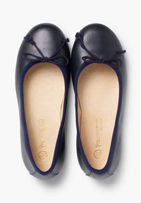 Ballerine in pelle blu scuro con punta arrotondata, caratterizzate da un dettaglio a fiocco, una morbida fodera interna e un logo in rilievo discreto sulla soletta.