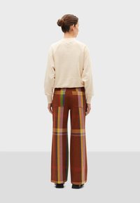 Thinking Mu CORAL - Pantalon classique - brown
