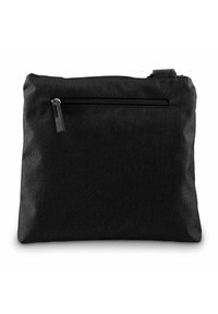 Clutch de tela negra con una textura suave, cierre de cremallera y un bolsillo frontal, con un diseño minimalista y forma rectangular.