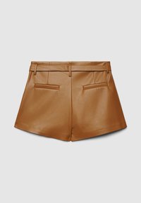 Shorts en cuir marron avec une coupe ajustée, taille haute, deux poches arrière et une texture lisse. Style simple et minimaliste.