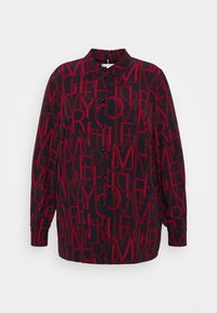 Overhemd met knoopsluiting in donker marineblauw met een gedurfde rode tekstpatroon; heeft een kraag en lange mouwen, en heeft zwarte knopen aan de voorkant.