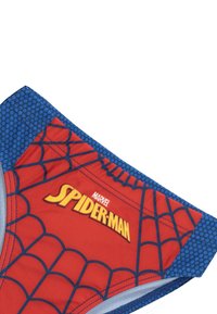 Shorts de bain Spider-Man aux couleurs rouge et bleu avec un motif de toile d'araignée et le logo Marvel Spider-Man en jaune et blanc.