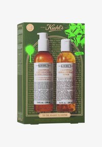 Opakowanie Kiehl's zawiera dwie bursztynowe butelki: 7,8 fl oz płynu do oczyszczania i 8,4 fl oz toniku, oznaczone białym tekstem na zielonym tle.