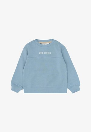 Sweat-shirt bleu clair à col rond avec poignets et ourlet côtelés, comportant le texte « NOW STUDIO » en blanc sur la poitrine.