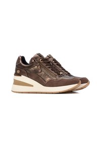 Baskets de sport marron au design épuré, avec un éclat métallique, des accents texturés, un devant à lacets, et une semelle surélevée blanche et beige.