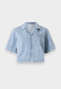 Camisa de denim azul claro, curta, com mangas curtas, gola pontiaguda, bolso frontal e fecho de cinco botões prateados. Textura suave, design casual.