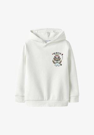 Sweat à capuche blanc avec un petit personnage de dessin animé coloré portant une tenue traditionnelle et un texte en écriture asiatique au-dessus, sur le côté gauche de la poitrine.