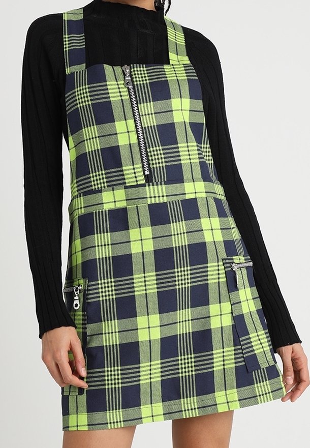 Grünes und marineblaues karierte Kleid mit verstellbaren Trägern, Frontreißverschluss und Seitentaschen. Baumwollmischgewebe, knielange Ausführung.