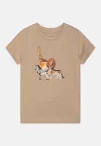 Kremfarget kortermet t-skjorte med et fargerikt dyretrykkdesign som inkluderer en giraff, løve, sebra og leopard. Myk bomullsmateriale, rund hals.