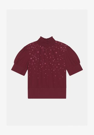Top bordeaux de manga curta com decote franzido, apresentando padrões de estrelas em rosa, tecido texturizado e bainha franzida.