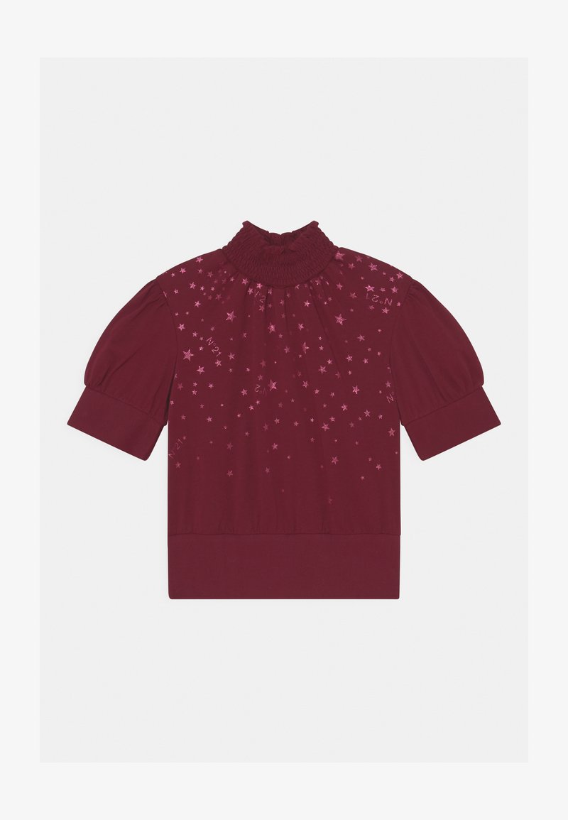 Top bordeaux de manga curta com decote franzido, apresentando padrões de estrelas em rosa, tecido texturizado e bainha franzida.