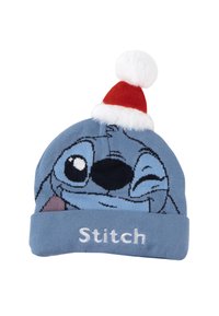 Beanie lavorato a maglia blu con un design animato di Stitch, pompon rosso sulla parte superiore e "Stitch" ricamato in bianco sul risvolto.