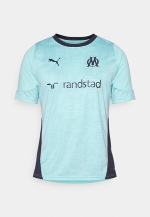 Lyseblå kortærmet fodboldtrøje med mørkeblå detaljer, prydet med et struktureret mønster, rund halsudskæring og logoer på brystet og ærmerne.