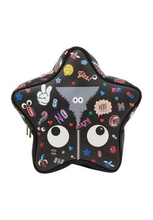 Geantă neagră în formă de stea decorată cu ochi colorați de desene animate, emoji-uri, texte precum „Da!” și „Nu”, design cu fermoar și diverse mici pictograme și simboluri.