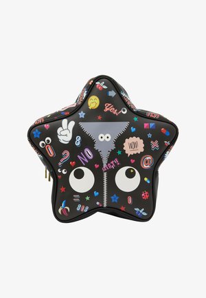 Sort stjernformet taske dekoreret med farverige tegneserieøjne, emojis, tekst som "Ja!" og "Nej", lynlåssdesign og forskellige små ikoner og symboler.