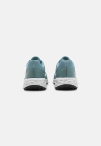 Baskets de sport bleu clair avec une texture lisse, tige en maille, semelle blanche rembourrée et semelle extérieure en caoutchouc noir. La vue arrière montre un design de col rembourré.