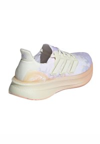 Sneaker med en lätt, strukturerad ovandel i vitt och pastellfärger, tre djärva ränder och en dämpad, semitransparent sula.