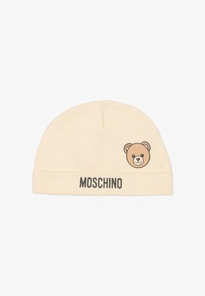 Crèmekleurige muts van zachte stof, met een afbeelding van een bruine beer en het "MOSCHINO"-logo in zwart op de rand. Eenvoudig, afgerond ontwerp.