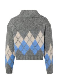 Grau gestrickter Pullover mit Rautenmuster in Blau und Creme, mit hohem Kragen und kurzen, leicht übergroßen Ärmeln.