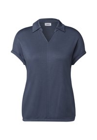Námorně modrá polo košile s krátkým rukávem a véčkovým výstřihem, vyrobená z měkké tkaniny. Má minimalistický design s jemným švem podél předního dílu.