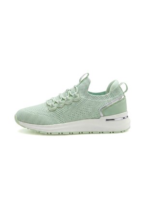 Hellgrüner gestrickter Sneaker mit weißer Sohle, Schlaufen zum Herausziehen und Schnürdesign, seitlich auf weißem Hintergrund gezeigt.