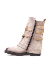 Botki na kostkę w przetartym beżowym skórze z teksturowanym wykończeniem, z boku zapinane na zamek błyskawiczny oraz z trzema poziomymi paskami jako dodatkowy element dekoracyjny.