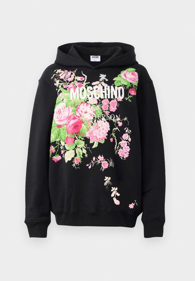 Juodas džemperis su ryškiu rožinės ir žalios spalvos gėlių raštu, priekyje išryškintai užrašyta "Moschino" ir "Sanderson".