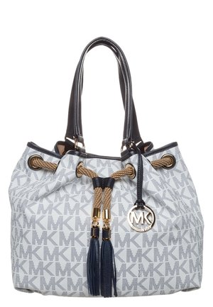 Michael Kors weiße und graue Tragetasche mit schwarzen Griffen, Kordelzug, navy Quasten und goldenem MK Logo-Anhänger.