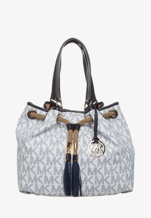 Michael Kors weiße und graue Tragetasche mit schwarzen Griffen, Kordelzug, navy Quasten und goldenem MK Logo-Anhänger.
