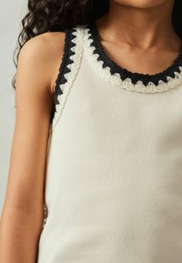 Reiss REGULAR FIT VANESSA mleczny