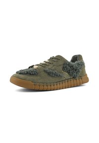 Sneaker bassa in suede verde oliva con dettagli in shearling grigio scuro e suola spessa in gomma color gomalacca, vista da un'angolazione frontale laterale.