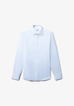 Weißes langärmliges Hemd mit Knopfleiste und spitzem Kragen, auf einem weißen Hintergrund flach ausgelegt.