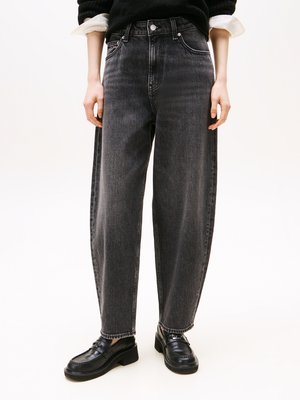 Jean en denim noir taille haute avec une coupe loose, couture contrastante et design à cinq poches. Associés à des mocassins noirs.